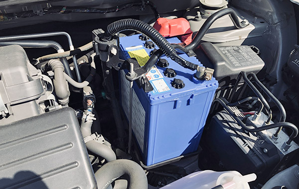 車のボンネット内 バッテリー